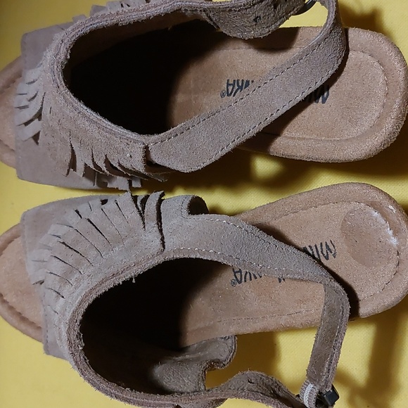 Minnetonka Size 6 Cork wedge fringe - Picture 2 of 7